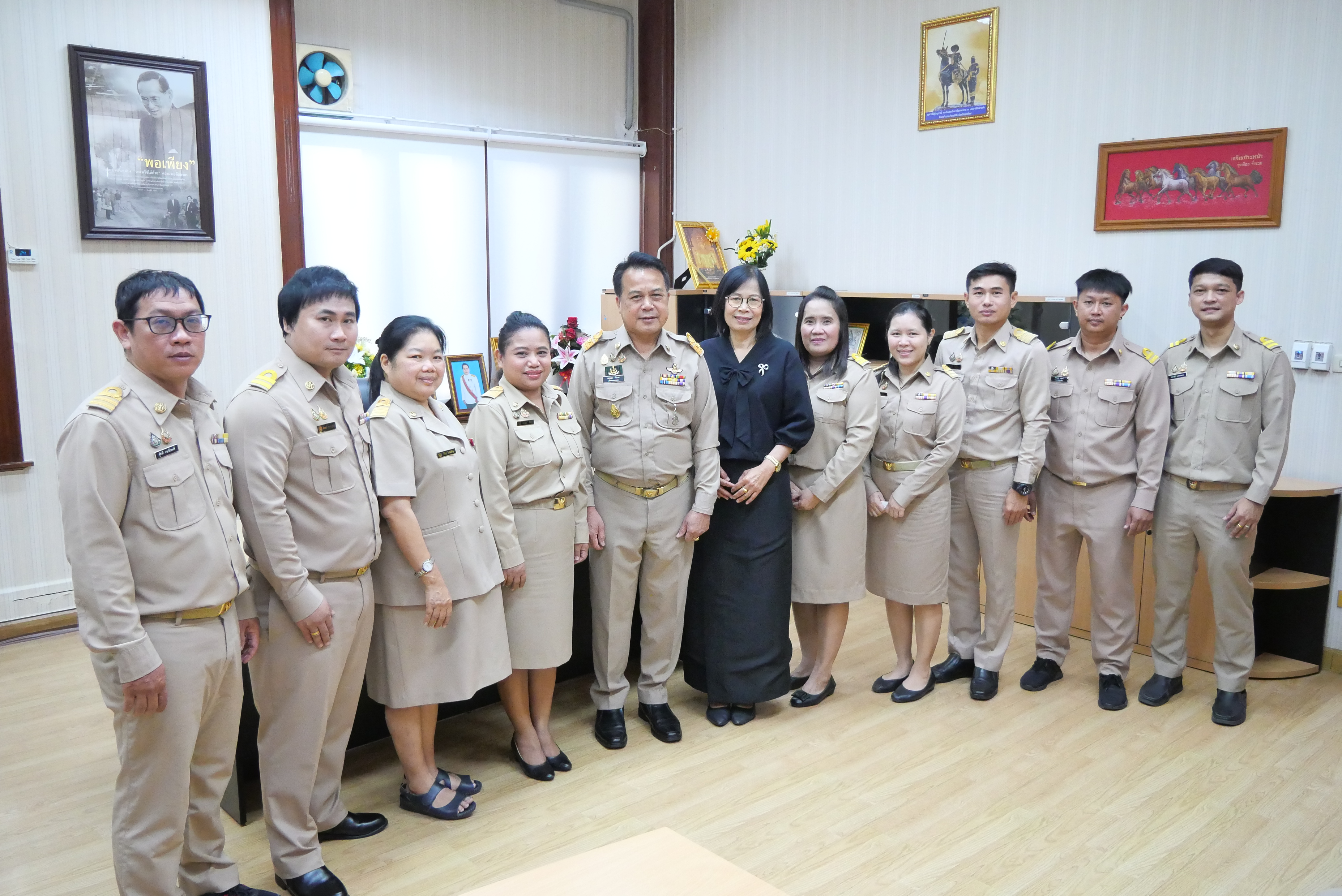 title - คณะผู้ตรวจราชการกรม ผู้อำนวยการสำนัก/กอง/ศูนย์/กลุ่ม ข้าราชการและเจ้าหน้าที่ ร่วมแสดงความยินดีแด่ รองเลขาธิการ ส.ป.ก. เนื่องในโอกาสเข้ารับตำแหน่งใหม่ 